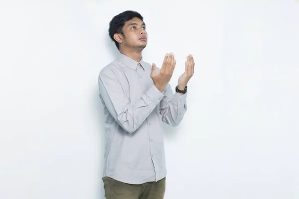 Mladý Asijský Muž Modlí Izolované Bílém Pozadí — Stock fotografie
