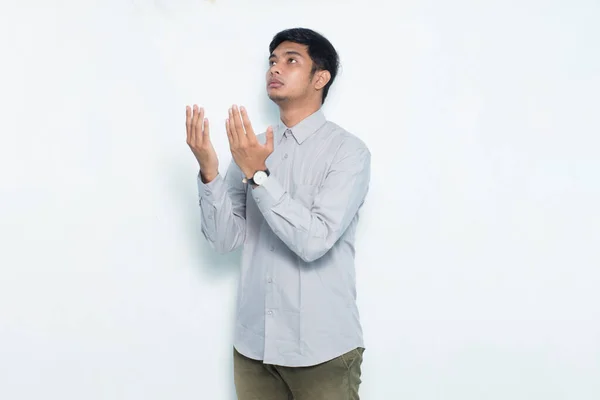 Mladý Asijský Muž Modlí Izolované Bílém Pozadí — Stock fotografie
