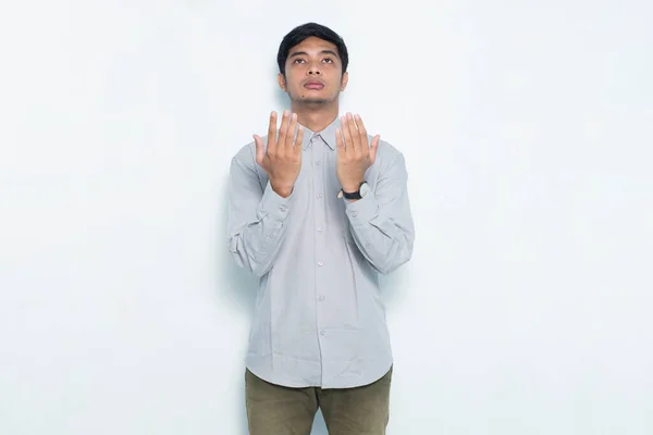 Jeune Homme Asiatique Priant Isolé Sur Fond Blanc — Photo