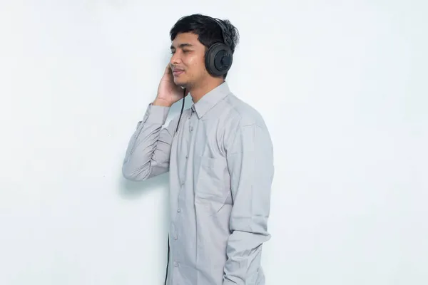 Mladý Asijský Muž Poslech Hudby Formální Oblečení Bílém Pozadí — Stock fotografie