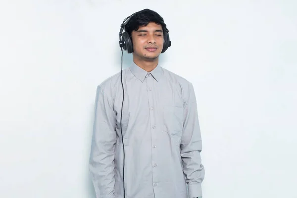Jeune Homme Asiatique Écoute Musique Avec Tenue Formelle Sur Fond — Photo