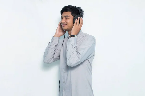 Fiatal Ázsiai Férfi Hallgat Zenét Formális Ruhát Fehér Háttér — Stock Fotó