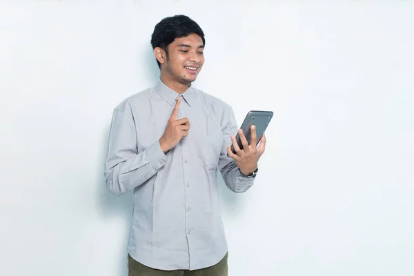 Šťastný Mladý Asijský Obchodní Muž Pomocí Mobilního Telefonu Izolované Bílém — Stock fotografie