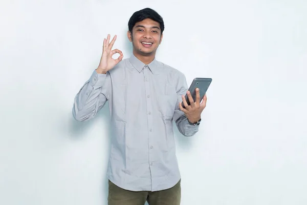 Gelukkig Jong Aziatisch Zakenman Met Behulp Van Mobiele Telefoon Geïsoleerd — Stockfoto