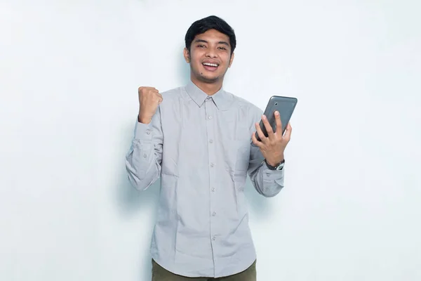 Šťastný Mladý Asijský Obchodní Muž Pomocí Mobilního Telefonu Izolované Bílém — Stock fotografie