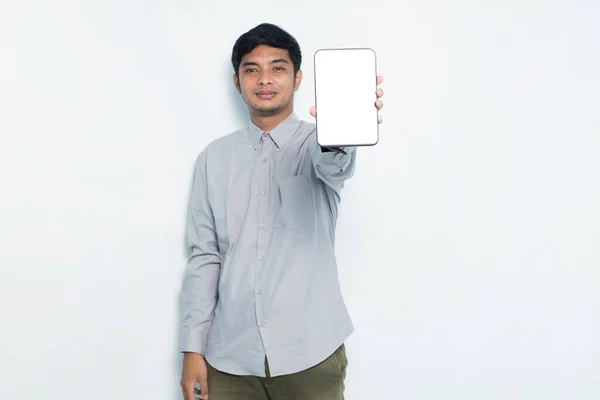 Boldog Fiatal Üzletember Bemutató Mobiltelefon Fehér Háttér — Stock Fotó