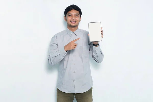 Счастливый Молодой Бизнесмен Демонстрирует Мобильный Телефон Белом Фоне — стоковое фото