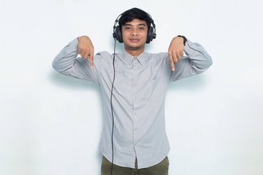 Beyaz arka planda izole edilmiş farklı yönleri gösteren Asyalı adam müşteri hizmetleri