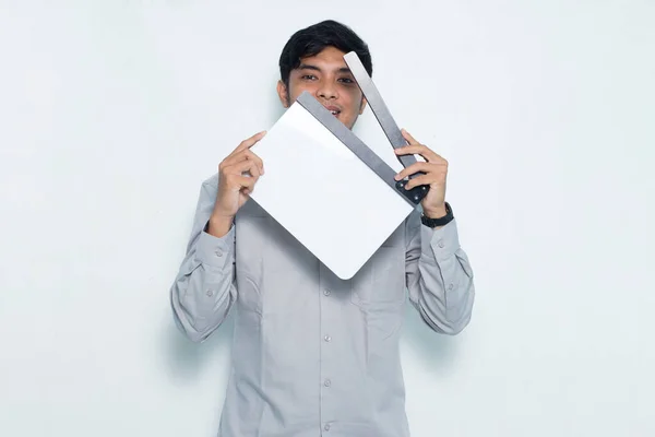 Mladý Usměvavý Šťastný Asijský Muž Drží Bílý Film Dělat Clapperboard — Stock fotografie