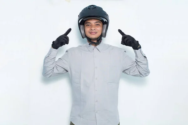 Красивый Азиатский Мужчина Мотоциклетном Шлеме Показывает Большой Палец Вверх Хорошо — стоковое фото
