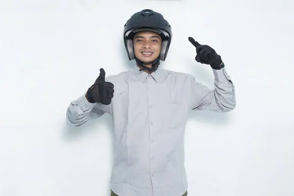 Knappe Aziatische Man Met Een Motorfiets Helm Tonen Een Duimen — Stockfoto