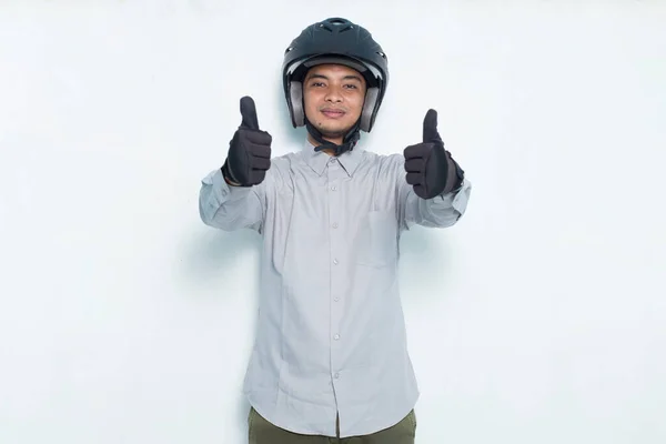 Knappe Aziatische Man Met Een Motorfiets Helm Tonen Een Duimen — Stockfoto
