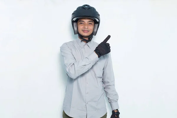 Schöner Asiatischer Mann Mit Motorradhelm Der Mit Den Fingern Verschiedene — Stockfoto