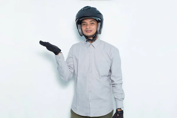 Pohledný Asijský Muž Motocykl Helma Ukazující Prsty Různých Směrů Izolovaných — Stock fotografie