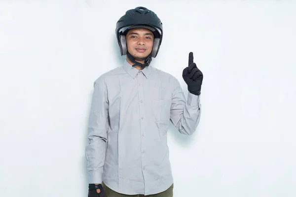 Pohledný Asijský Muž Motocykl Helma Ukazující Prsty Různých Směrů Izolovaných — Stock fotografie