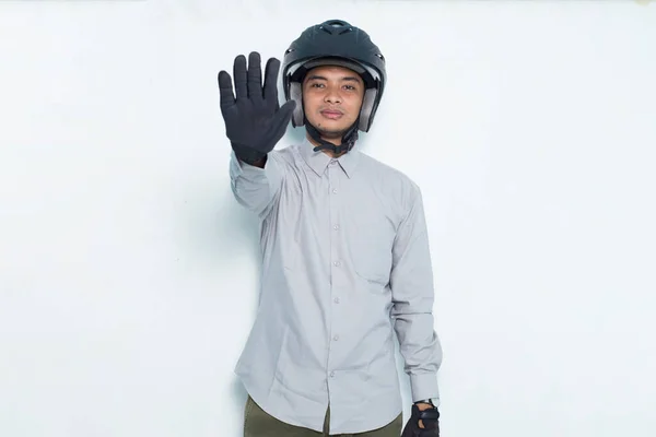 Stilig Asiatisk Man Med Motorcykel Hjälm Öppen Hand Gör Stopp — Stockfoto