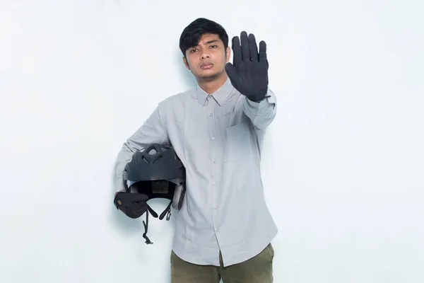 Красивый Азиатский Мужчина Открытой Рукой Мотоциклетного Шлема Делает Знак Стоп — стоковое фото