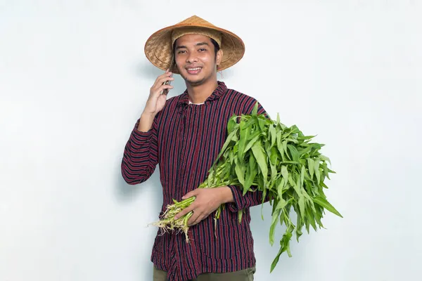 Šťastný Asijské Farmář Pomocí Smartphone Izolované Bílém Pozadí — Stock fotografie