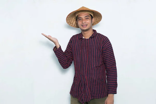 Šťastný Asijský Zemědělec Ukazuje Prsty Různých Směrů Izolovaných Bílém Pozadí — Stock fotografie