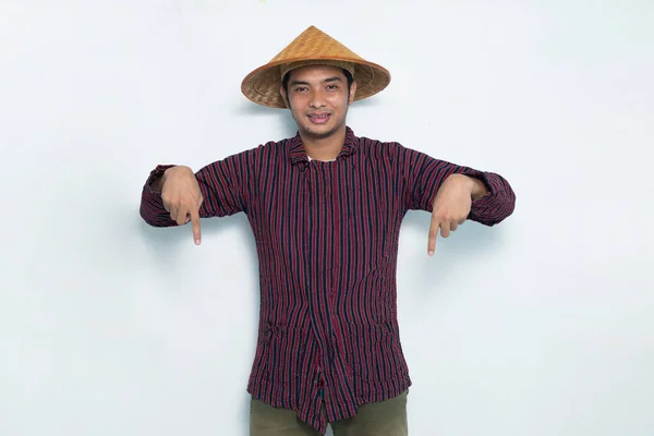 Šťastný Asijský Zemědělec Ukazuje Prsty Různých Směrů Izolovaných Bílém Pozadí — Stock fotografie