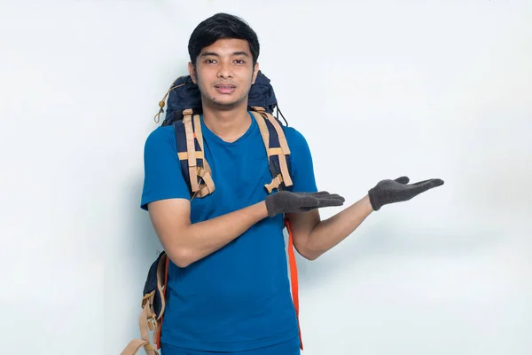 Mladý Asijský Turista Muž Batohem Ukazující Prstem Prázdné Místo Bílém — Stock fotografie