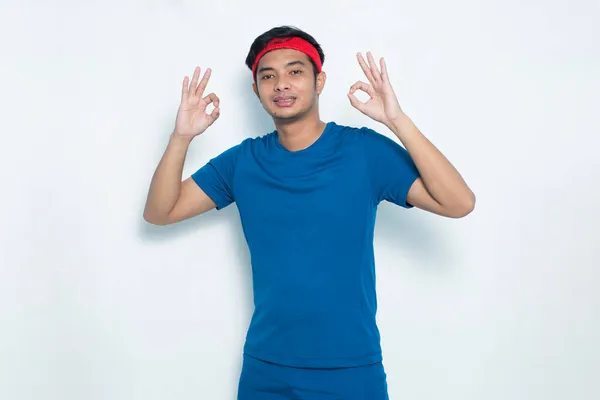 Jonge Knappe Aziatische Sport Man Met Een Duim Omhoog Gebaar — Stockfoto