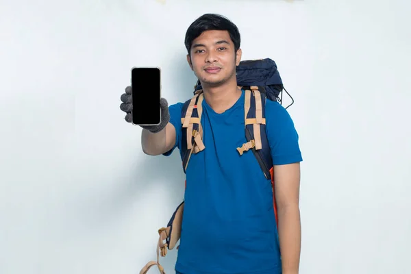 Mladý Asijské Sportovní Muž Demonstrující Mobilní Telefon Bílém Pozadí — Stock fotografie