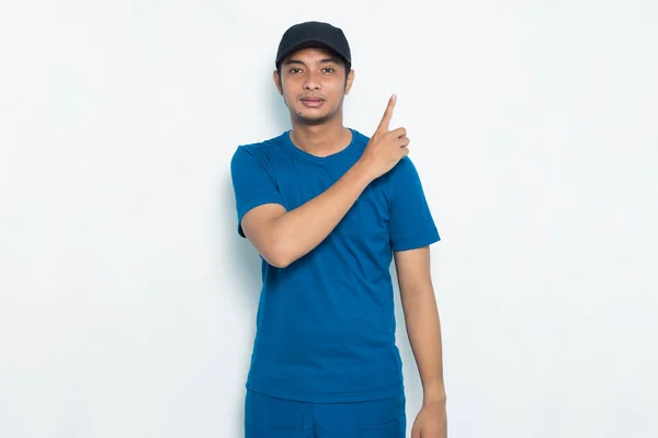 Mladý Asijský Sportovní Muž Ukazující Prstem Prázdné Místo Bílém Pozadí — Stock fotografie