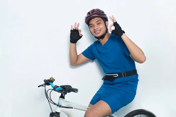 Porträt Junge Gut Aussehende Asiatische Mann Radfahrer Zeigt Daumen Nach — Stockfoto