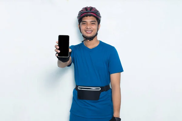 Ung Asiatisk Man Cyklist Demonstrera Mobiltelefon Isolerad Vit Bakgrund — Stockfoto