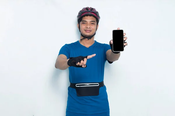 Jonge Aziatische Man Fietser Demonstreren Mobiele Telefoon Geïsoleerd Witte Achtergrond — Stockfoto