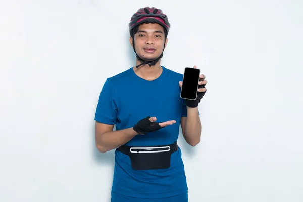 Mladý Asijský Muž Cyklista Demonstrující Mobilní Telefon Izolované Bílém Pozadí — Stock fotografie