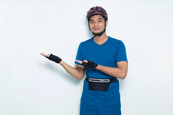Joven Hombre Guapo Ciclista Señalando Con Los Dedos Diferentes Direcciones — Foto de Stock