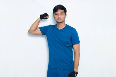 Beyaz arka planda izole edilmiş genç Asyalı bisikletçi yumruklarını sallıyor.