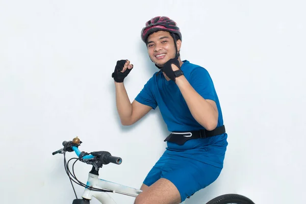 Молодой Азиат Велосипедист Дрожащие Кулаки Изолированы Белом Фоне — стоковое фото