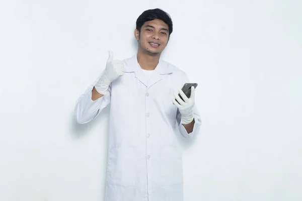 Retrato Médico Asiático Usando Teléfono Móvil Aislado Sobre Fondo Blanco — Foto de Stock