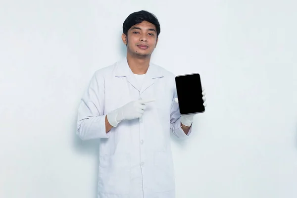 Retrato Médico Asiático Demostrando Teléfono Celular Móvil Aislado Sobre Fondo — Foto de Stock