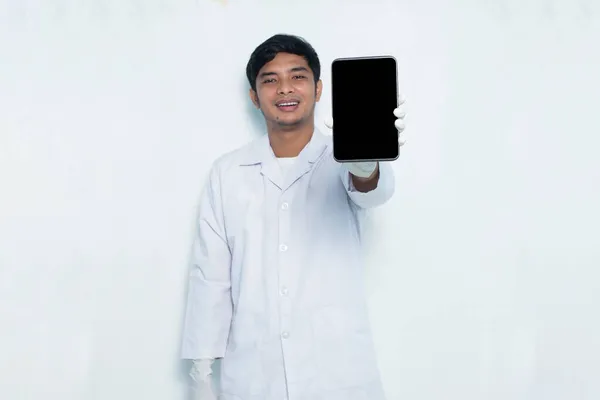 Portrét Asijského Lékaře Demonstrující Mobilní Telefon Izolovaný Bílém Pozadí — Stock fotografie