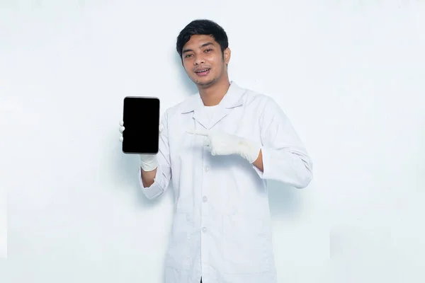 Retrato Médico Asiático Demostrando Teléfono Celular Móvil Aislado Sobre Fondo — Foto de Stock