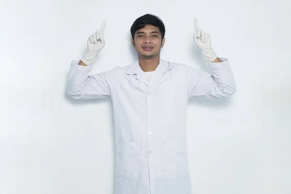 白い背景の上に指で指差すアジアの医師の肖像画 — ストック写真