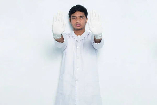 アジアの医師の肖像白い背景に隔離された真剣な表情の防衛ジェスチャーでサインを止める手を開く — ストック写真