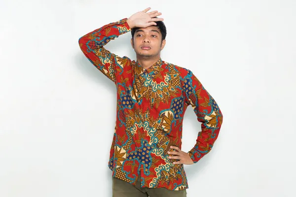 Mladý Javanese Muž Sobě Batik Pocit Únavy Izolované Bílém Pozadí — Stock fotografie