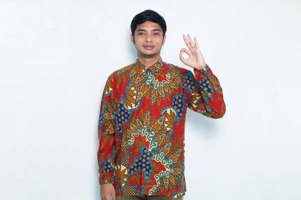 Asiático Hombre Usando Batik Con Signo Gesto Tumb Hasta Aislado — Foto de Stock