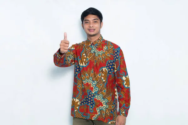 Batik Giyen Asyalı Bir Adam Beyaz Arka Planda Izole Bir — Stok fotoğraf
