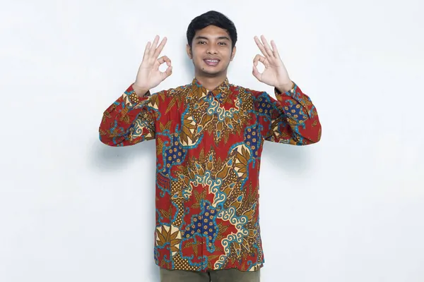 Asiático Hombre Usando Batik Con Signo Gesto Tumb Hasta Aislado — Foto de Stock