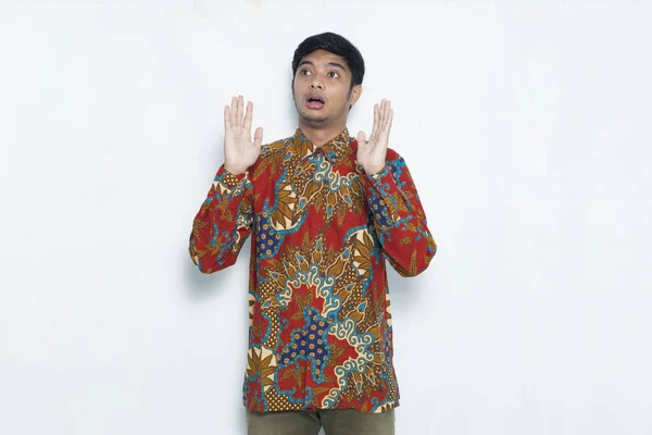Asijský Muž Sobě Batik Pocit Překvapení Šokován Izolované Bílém Pozadí — Stock fotografie