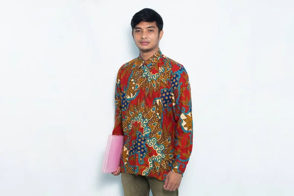 Asijské Mladý Muž Sobě Batik Sebevědomí Při Držení Růžové Obálky — Stock fotografie