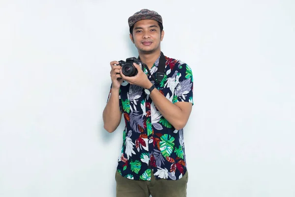 Asijské Muž Profesionální Fotograf Sobě Letní Tričko Izolované Bílém Pozadí — Stock fotografie
