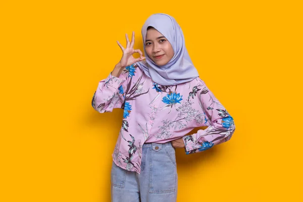 Молодая Азиатская Красивая Мусульманка Знак Жеста Опухоль Изолированы Желтом Фоне — стоковое фото