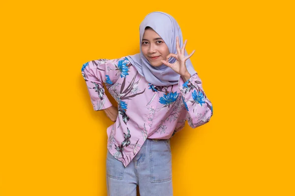 Young Asian Beautiful Muslim Woman Sign Gesture Tumb Isolated Yellow — Stockfoto